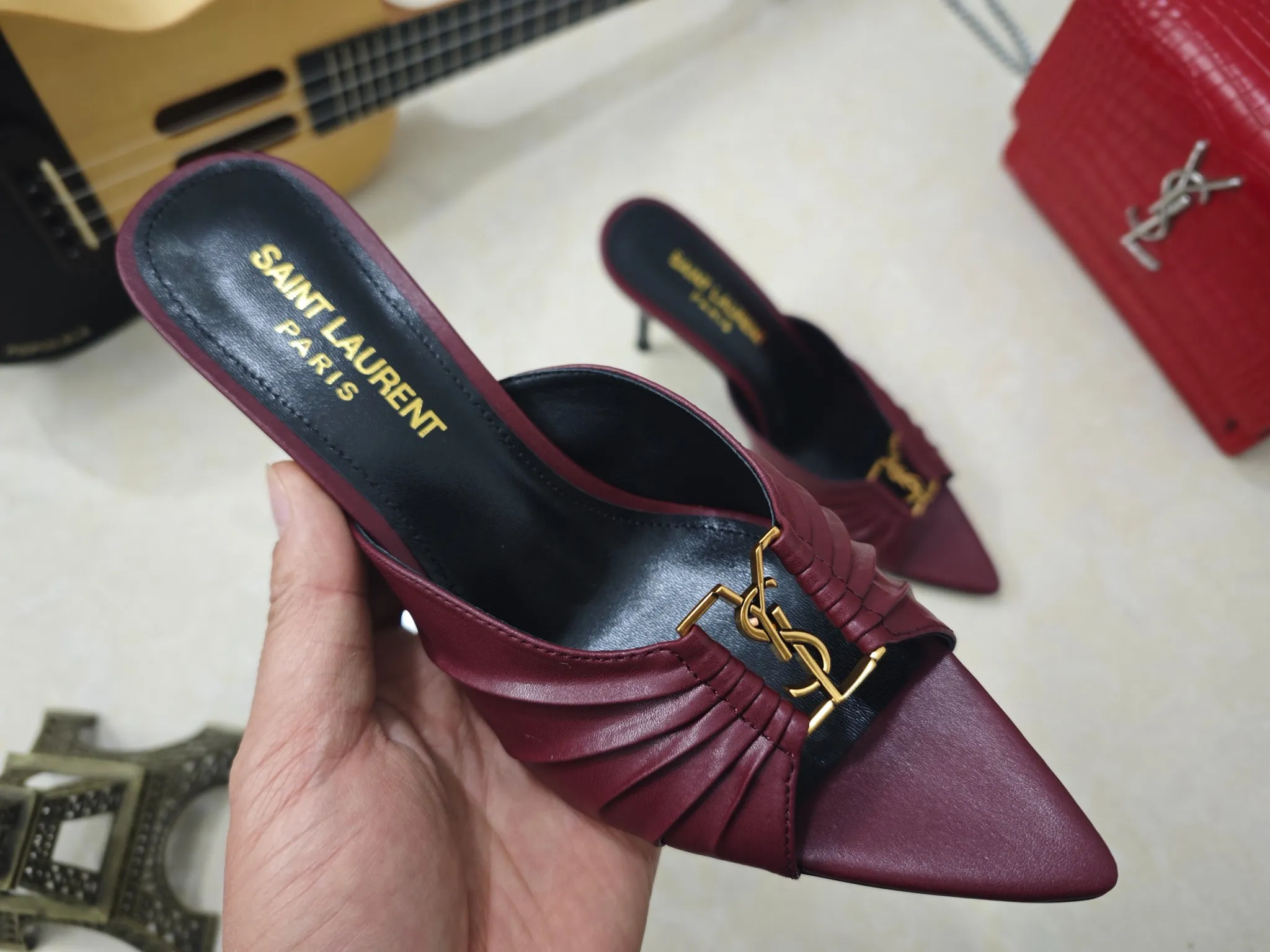 👟👟Ex-factory price 520👟👟【Saint Laurent】Yves Saint Laurent, stiletto heel YSL sandals💃2025 early autumn counter synchronizes the latest styles, YSL, decoration👣 Classic and high-quality glamorous masterpieces, the hottest spring and summer series in the counter, with temperament, fashion, classic and attractive design style 😌The on-foot effect is particularly beautiful〰️, the material is imported from Italy, small black cow, imported black patent leather, lining, and foot pads; sheepskin, heel height, stiletto 9cm, size 35-41 (34.41.42 must be customized, non-returnable) outsole; imported genuine leather outsole, complete with counter packaging